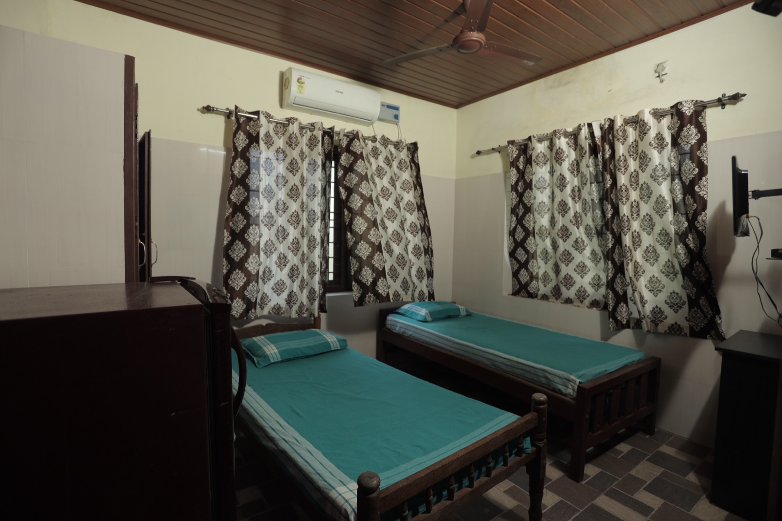 Air-conditioned twin room at Agasthya Ayurvedic Hospital